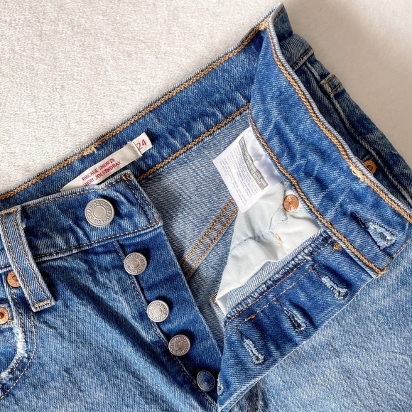 Levi's Ribcage Shorts - Picture 2 of 12